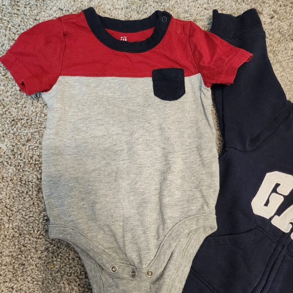 GAP Long sleeve & short sleeve onsie 6-12 Month - Picture 3 of 3